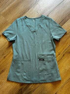 Jaanuu ULTRASoft V-Neck Scrub Top Women's Size M Green